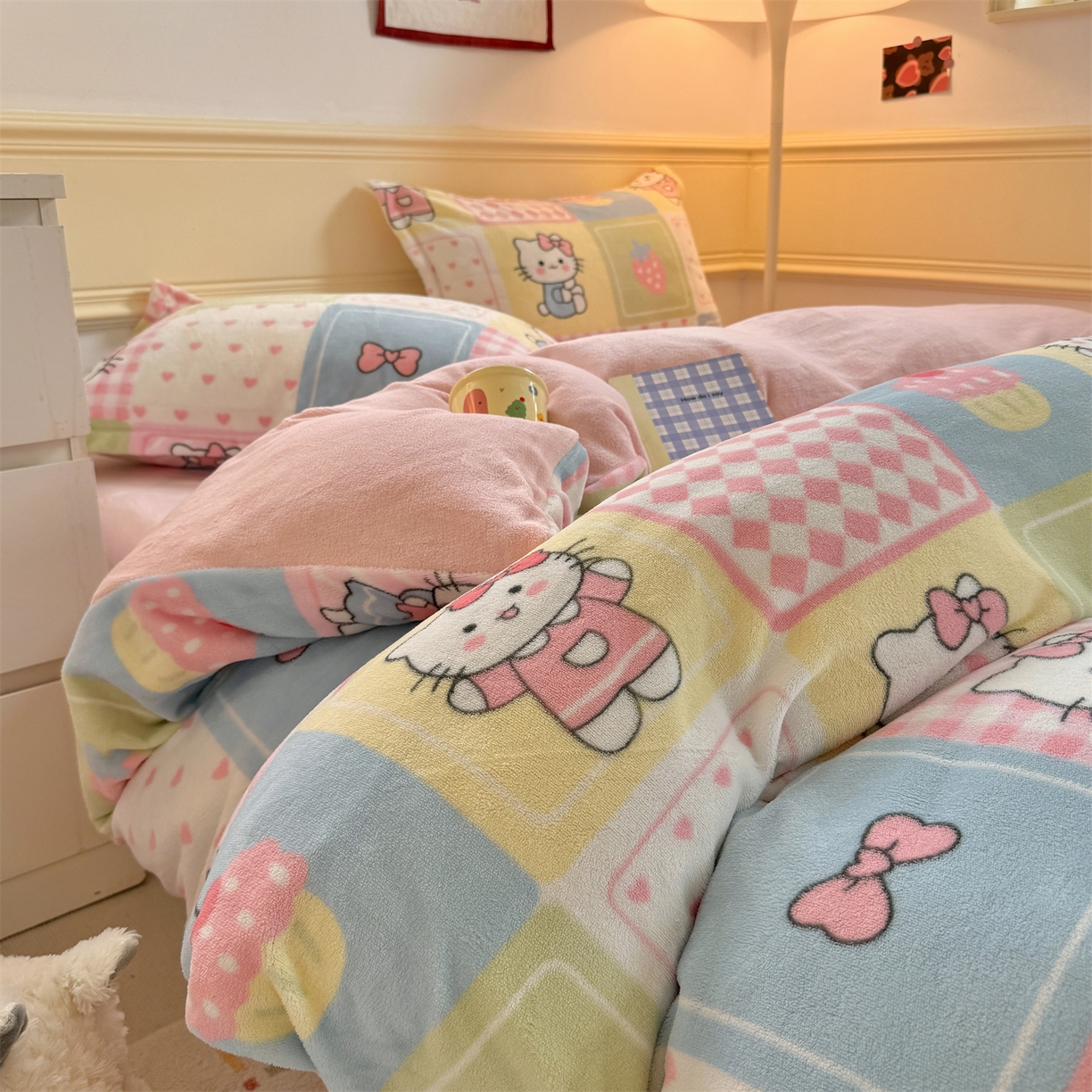 91家纺网 家纺一手货源 找家纺 艾特你 2025新款小清新高克重加厚牛奶绒印花四件套--风格二小窝图 格子猫咪