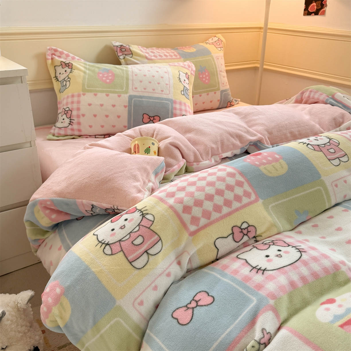 91家纺网 家纺一手货源 找家纺 艾特你 2025新款小清新高克重加厚牛奶绒印花四件套--风格二小窝图 格子猫咪