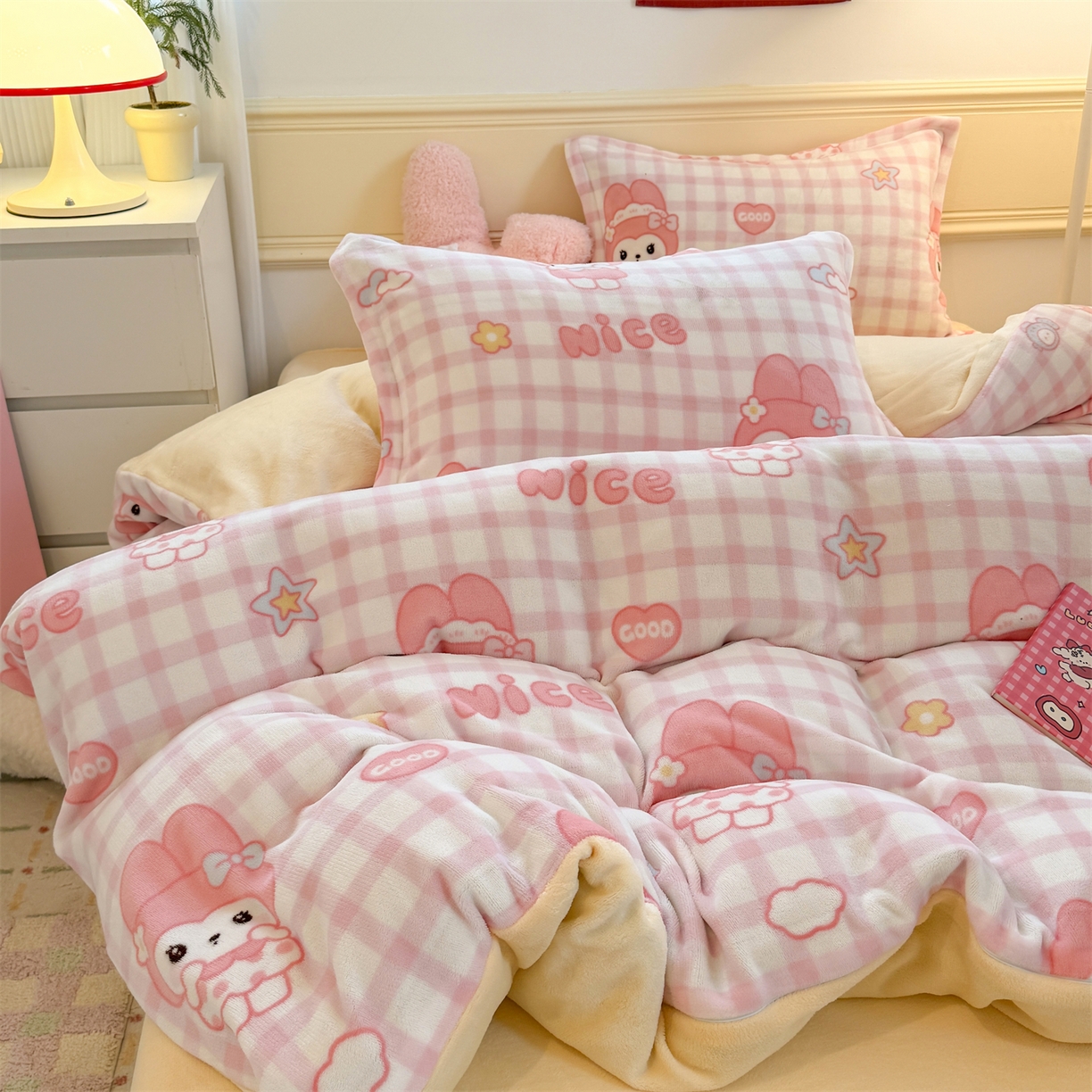 艾特你 2025新款小清新高克重加厚牛奶绒印花四件套--风格二小窝图 格子小美