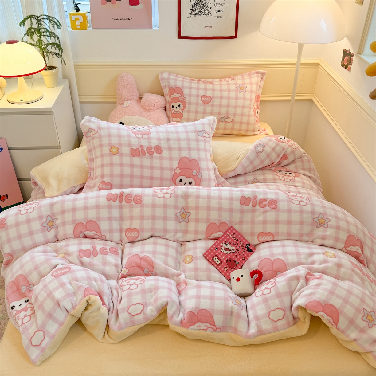 91家纺网 家纺一手货源 找家纺 艾特你 2025新款小清新高克重加厚牛奶绒印花四件套--风格二小窝图 格子小美