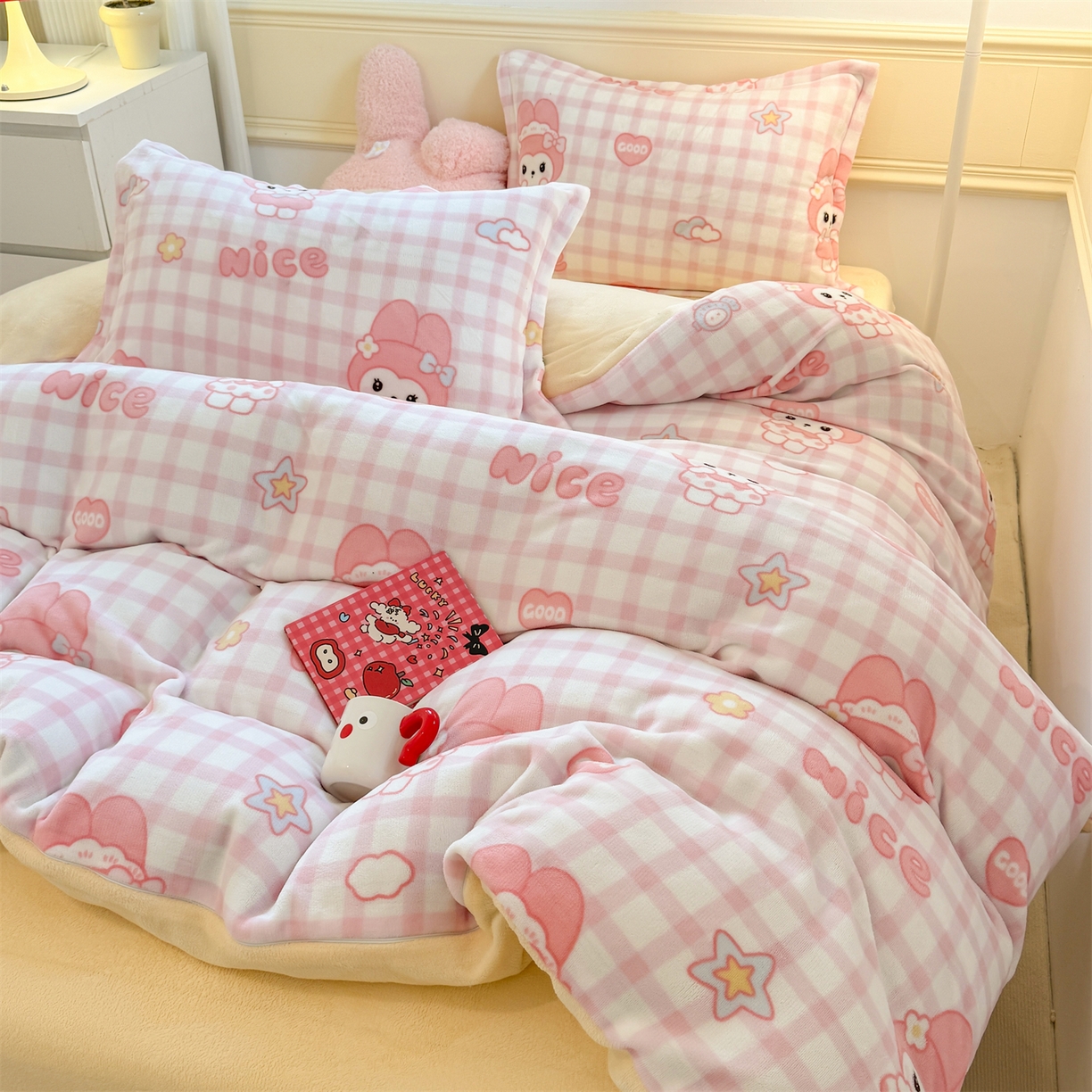 91家纺网 家纺一手货源 找家纺 艾特你 2025新款小清新高克重加厚牛奶绒印花四件套--风格二小窝图 格子小美