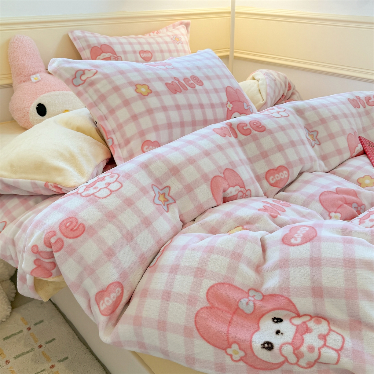 91家纺网 家纺一手货源 找家纺 艾特你 2025新款小清新高克重加厚牛奶绒印花四件套--风格二小窝图 格子小美