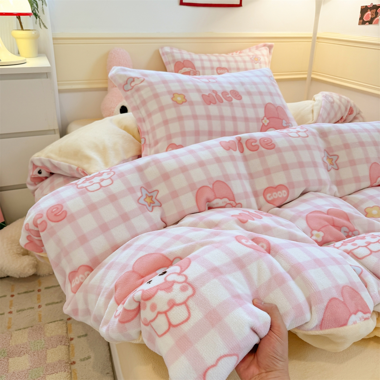 91家纺网 家纺一手货源 找家纺 艾特你 2025新款小清新高克重加厚牛奶绒印花四件套--风格二小窝图 格子小美