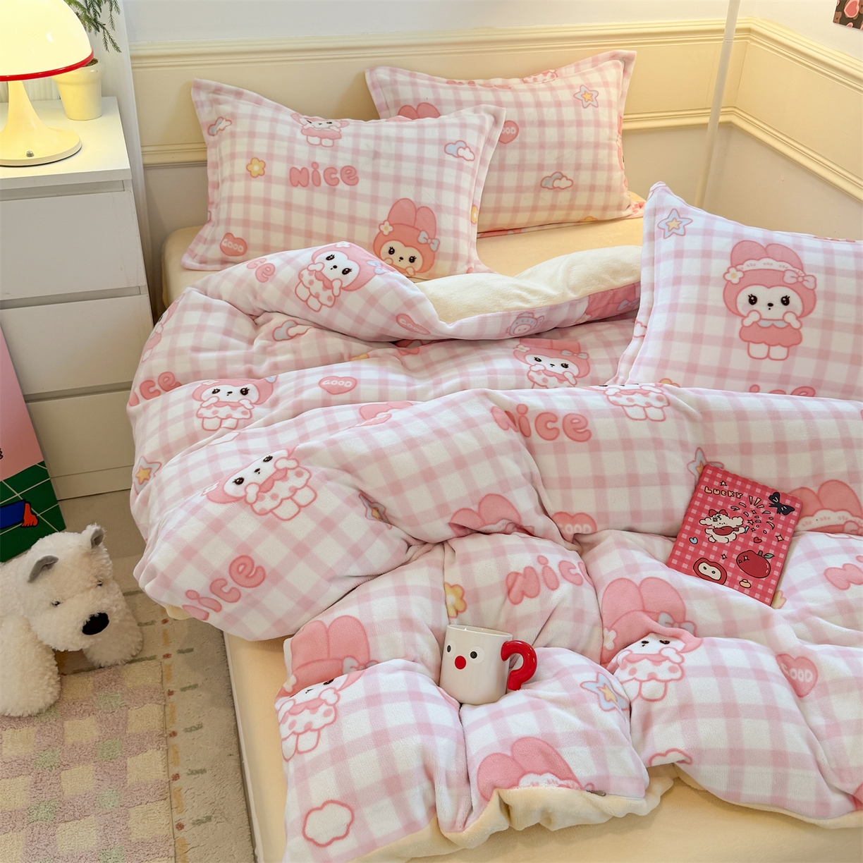 91家纺网 家纺一手货源 找家纺 艾特你 2025新款小清新高克重加厚牛奶绒印花四件套--风格二小窝图 格子小美