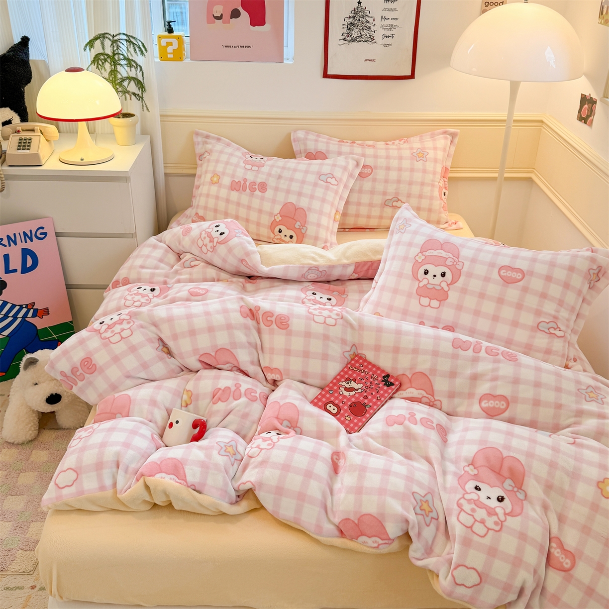 91家纺网 家纺一手货源 找家纺 艾特你 2025新款小清新高克重加厚牛奶绒印花四件套--风格二小窝图 格子小美