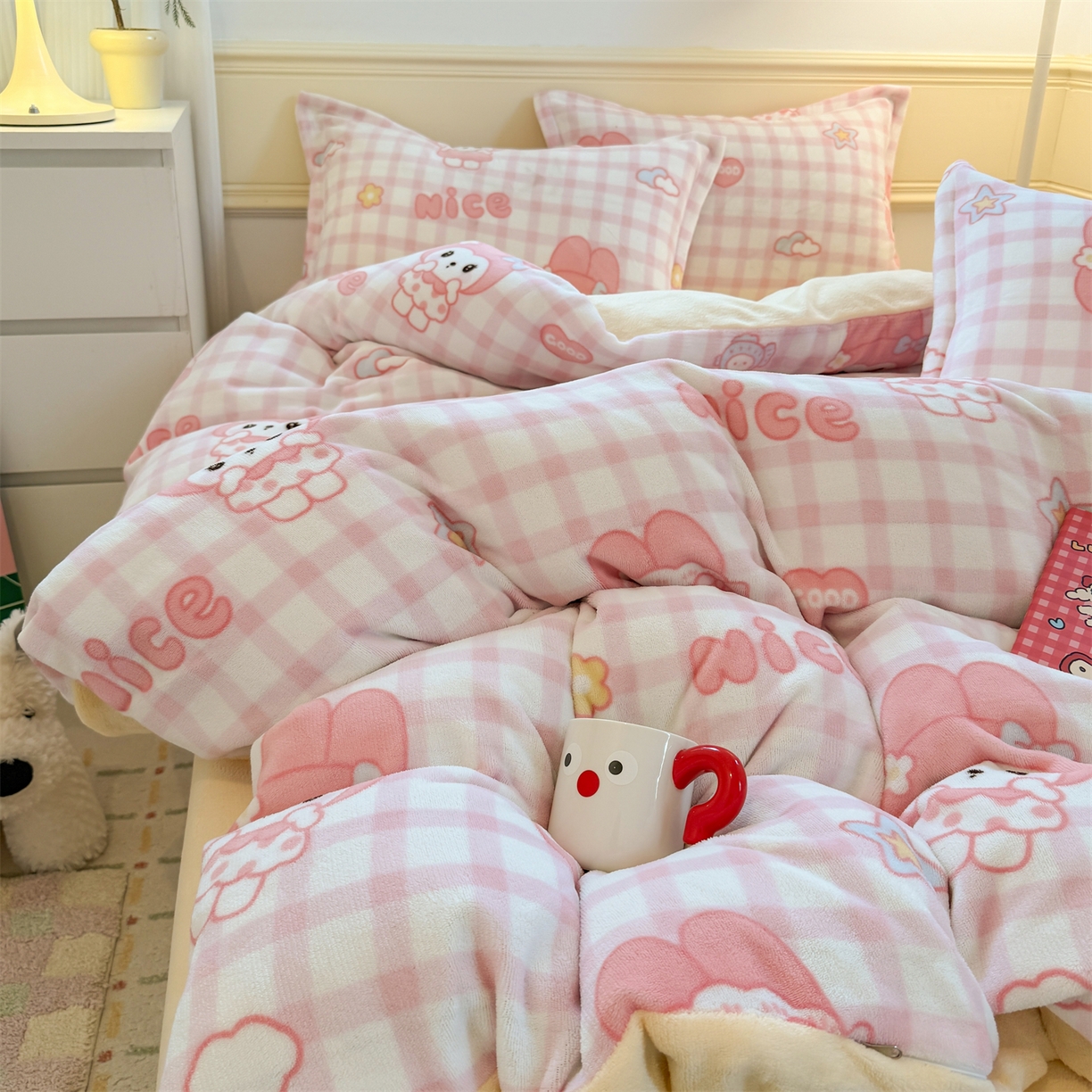 91家纺网 家纺一手货源 找家纺 艾特你 2025新款小清新高克重加厚牛奶绒印花四件套--风格二小窝图 格子小美