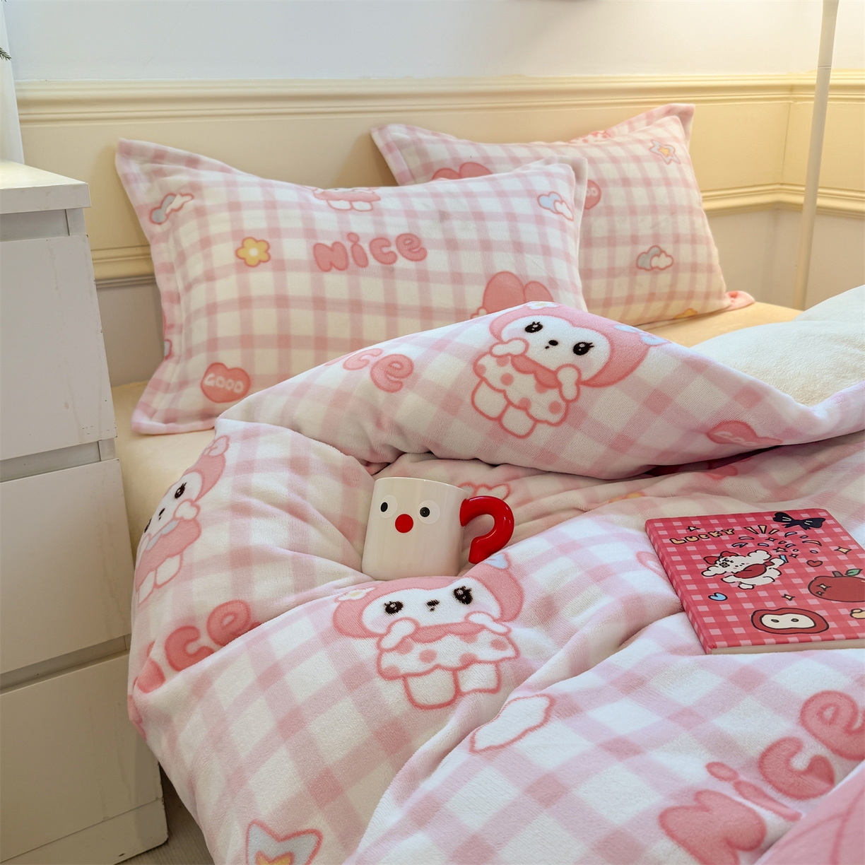 91家纺网 家纺一手货源 找家纺 艾特你 2025新款小清新高克重加厚牛奶绒印花四件套--风格二小窝图 格子小美