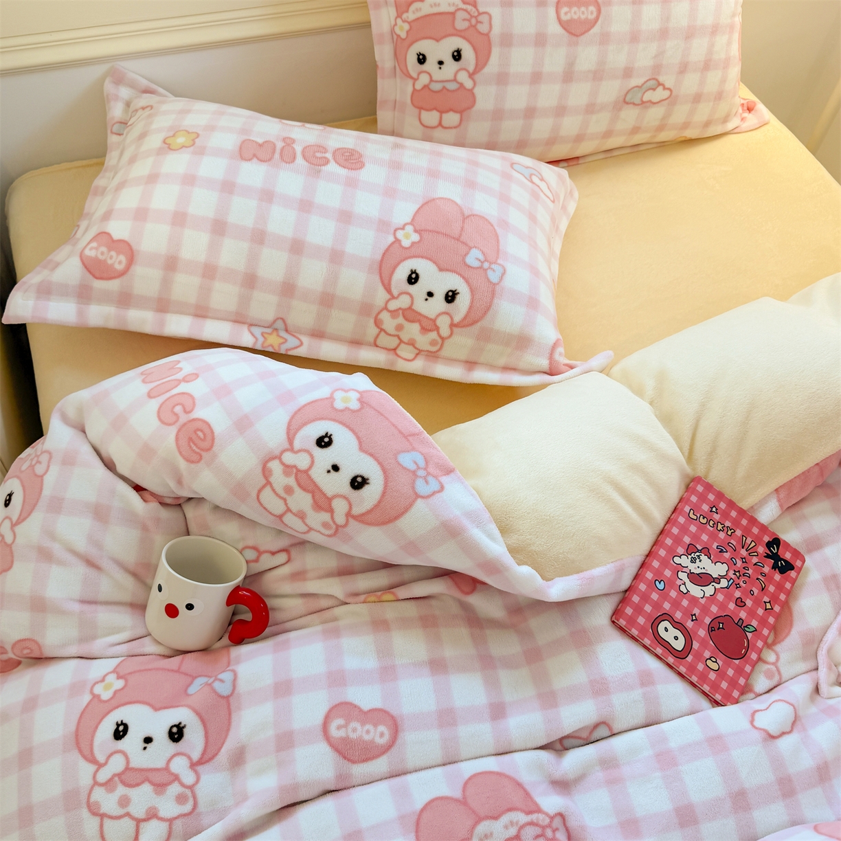 91家纺网 家纺一手货源 找家纺 艾特你 2025新款小清新高克重加厚牛奶绒印花四件套--风格二小窝图 格子小美