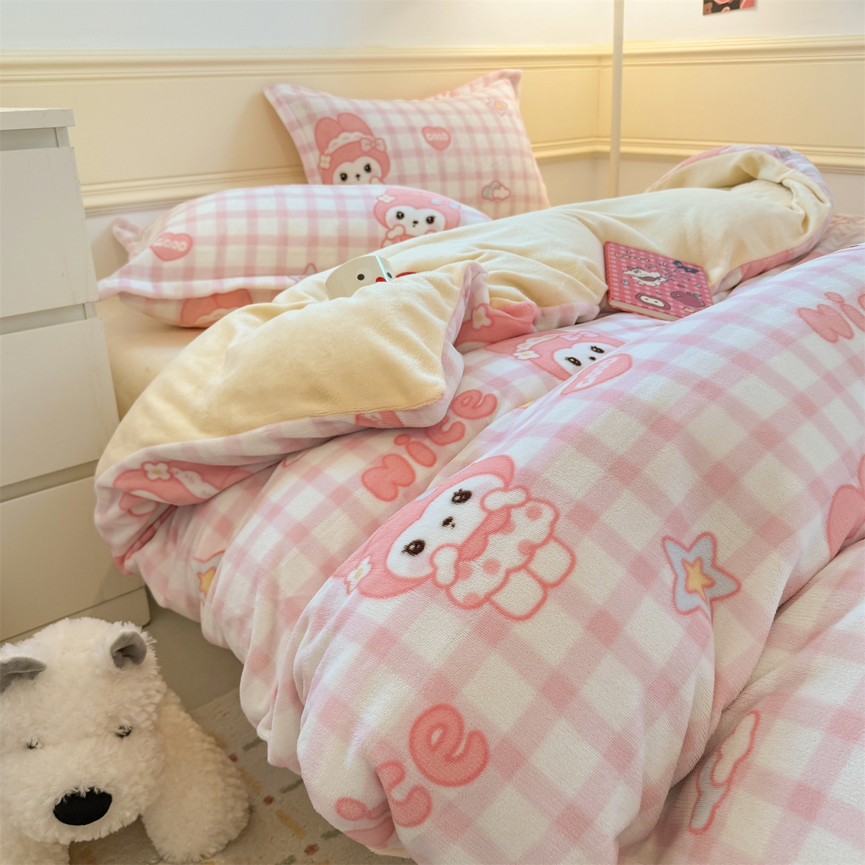 91家纺网 家纺一手货源 找家纺 艾特你 2025新款小清新高克重加厚牛奶绒印花四件套--风格二小窝图 格子小美