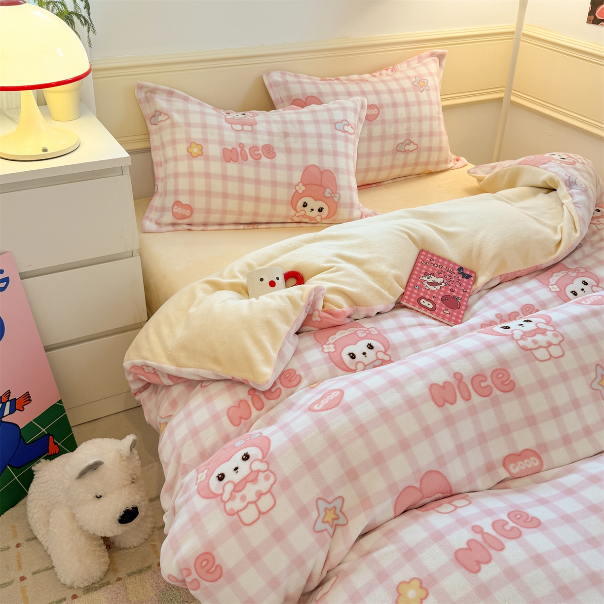 91家纺网 家纺一手货源 找家纺 艾特你 2025新款小清新高克重加厚牛奶绒印花四件套--风格二小窝图 格子小美