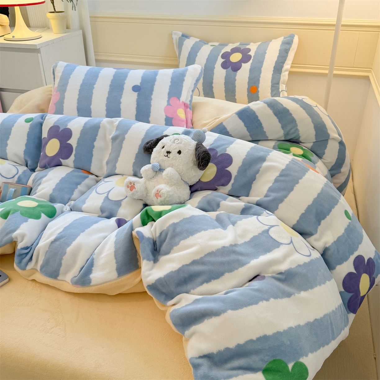 91家纺网 家纺一手货源 找家纺 艾特你 2025新款小清新高克重加厚牛奶绒印花四件套--风格二小窝图 花田初夏