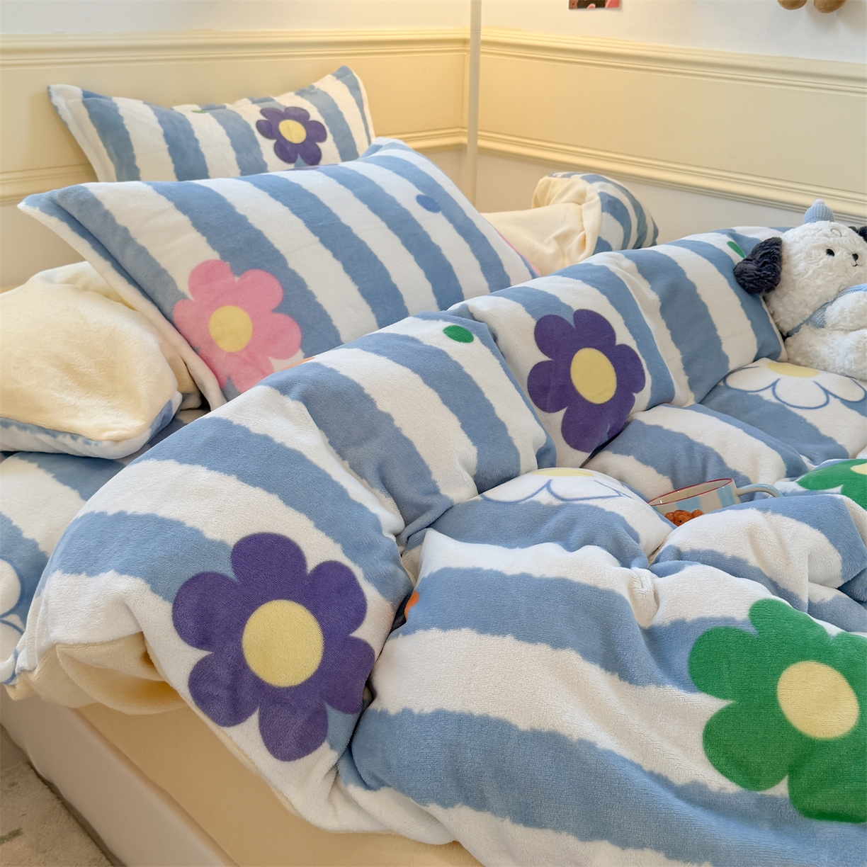 91家纺网 家纺一手货源 找家纺 艾特你 2025新款小清新高克重加厚牛奶绒印花四件套--风格二小窝图 花田初夏