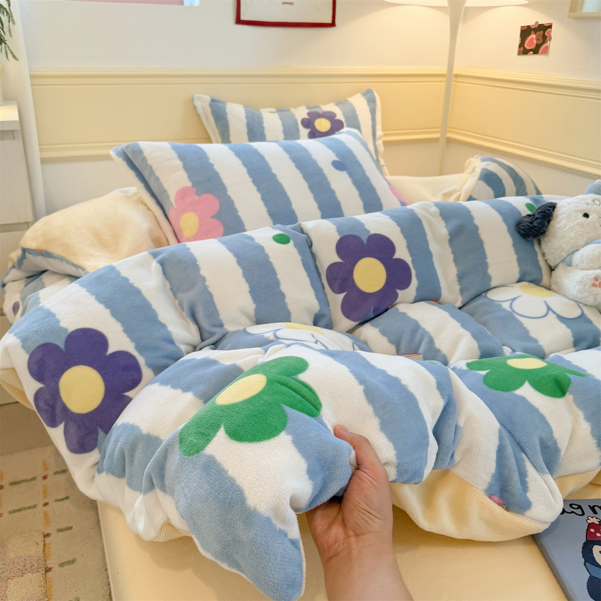 91家纺网 家纺一手货源 找家纺 艾特你 2025新款小清新高克重加厚牛奶绒印花四件套--风格二小窝图 花田初夏