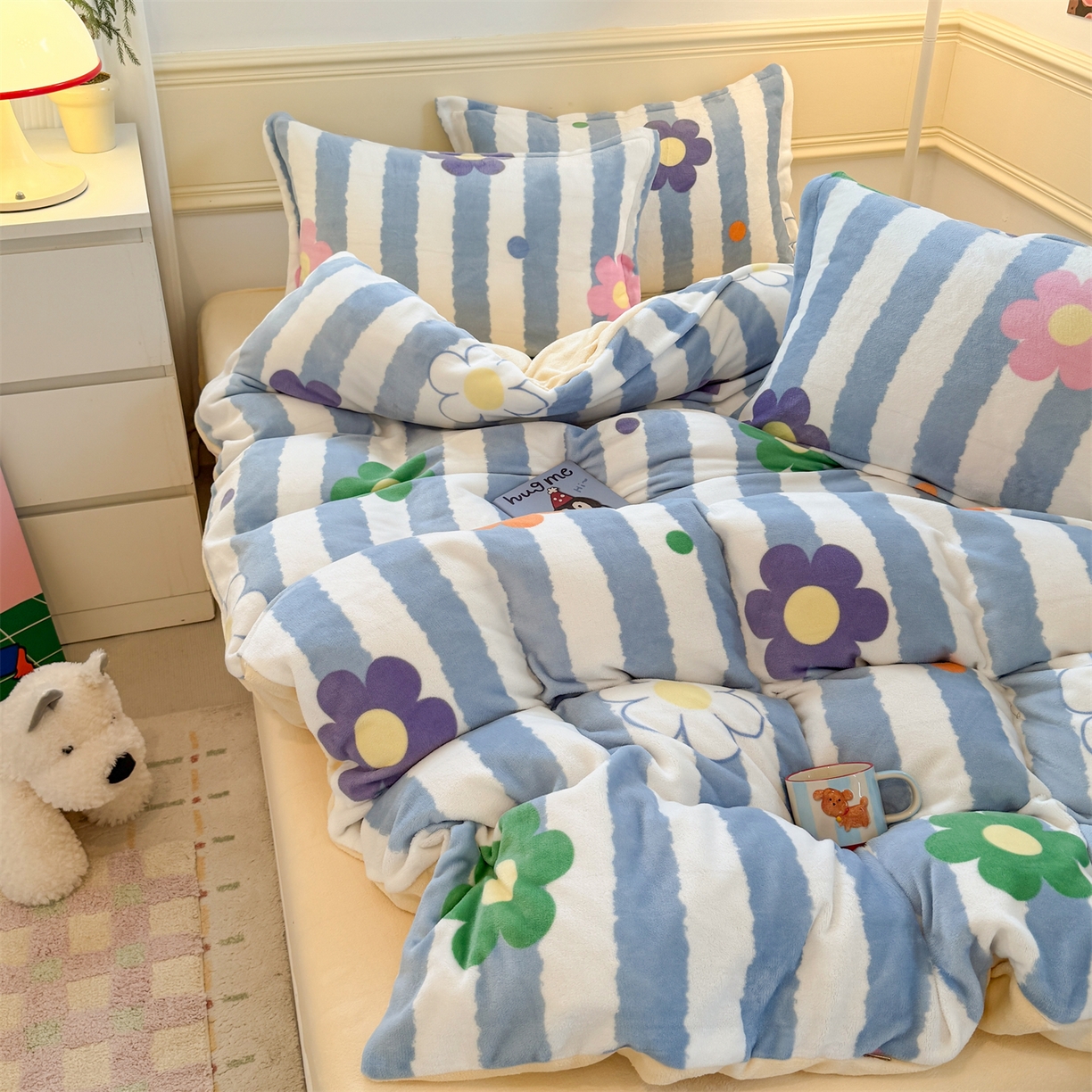 91家纺网 家纺一手货源 找家纺 艾特你 2025新款小清新高克重加厚牛奶绒印花四件套--风格二小窝图 花田初夏