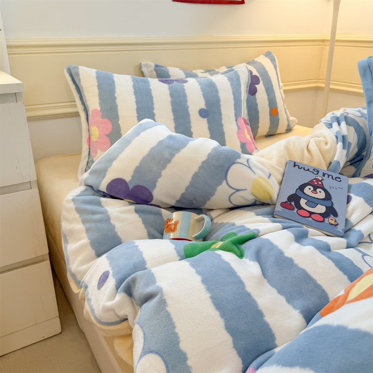 91家纺网 家纺一手货源 找家纺 艾特你 2025新款小清新高克重加厚牛奶绒印花四件套--风格二小窝图 花田初夏