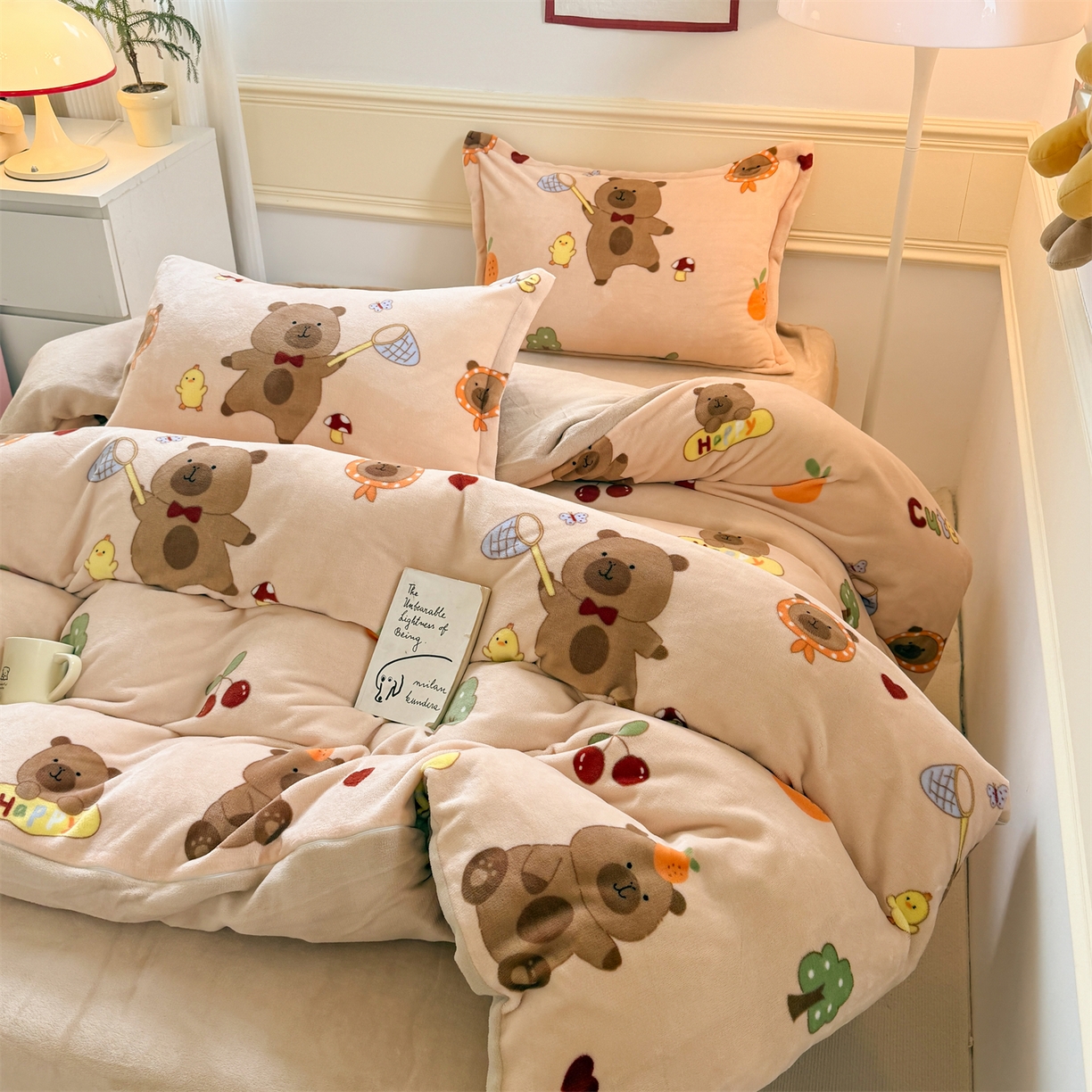 91家纺网 家纺一手货源 找家纺 艾特你 2025新款小清新高克重加厚牛奶绒印花四件套--风格二小窝图 橘子卡皮