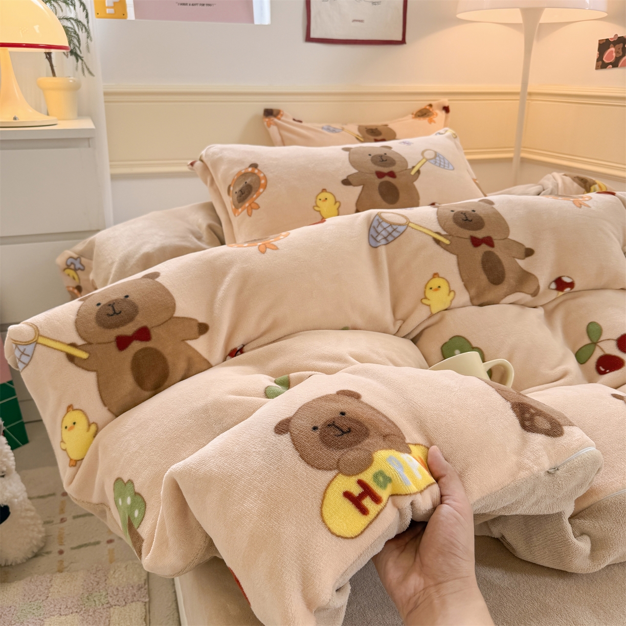 91家纺网 家纺一手货源 找家纺 艾特你 2025新款小清新高克重加厚牛奶绒印花四件套--风格二小窝图 橘子卡皮