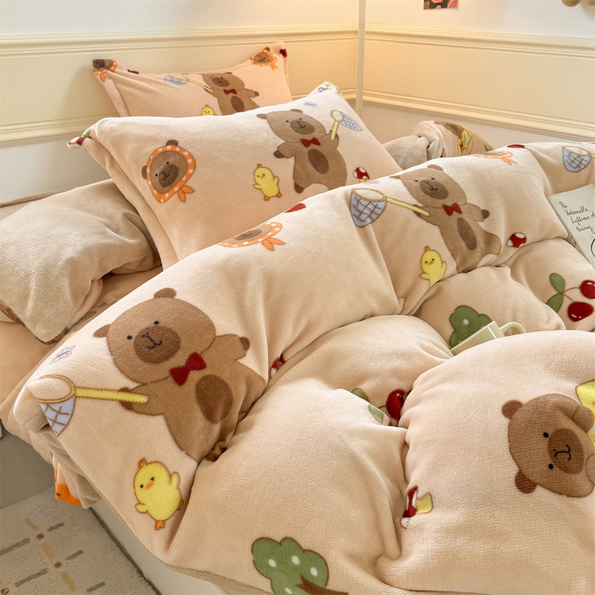 91家纺网 家纺一手货源 找家纺 艾特你 2025新款小清新高克重加厚牛奶绒印花四件套--风格二小窝图 橘子卡皮