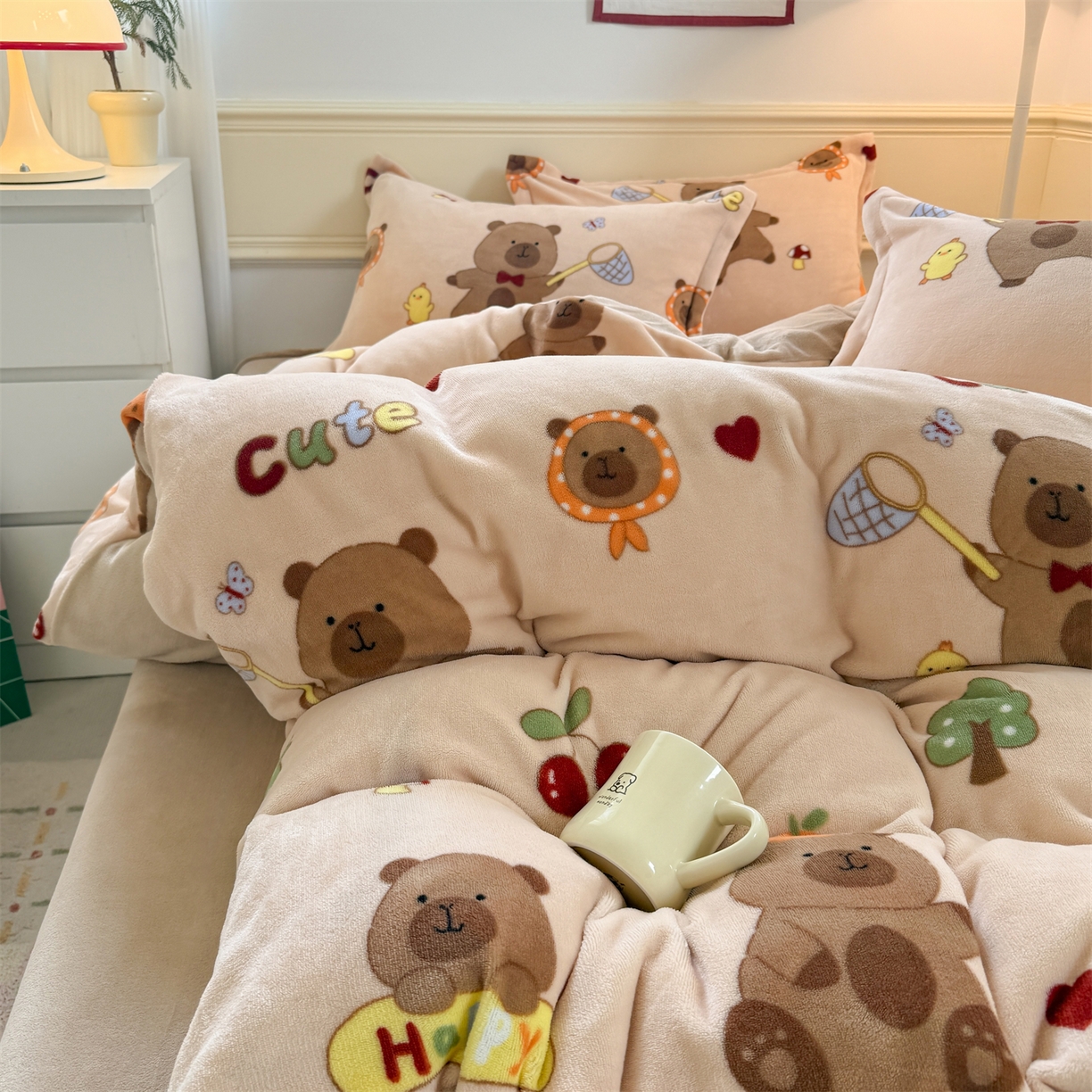 91家纺网 家纺一手货源 找家纺 艾特你 2025新款小清新高克重加厚牛奶绒印花四件套--风格二小窝图 橘子卡皮