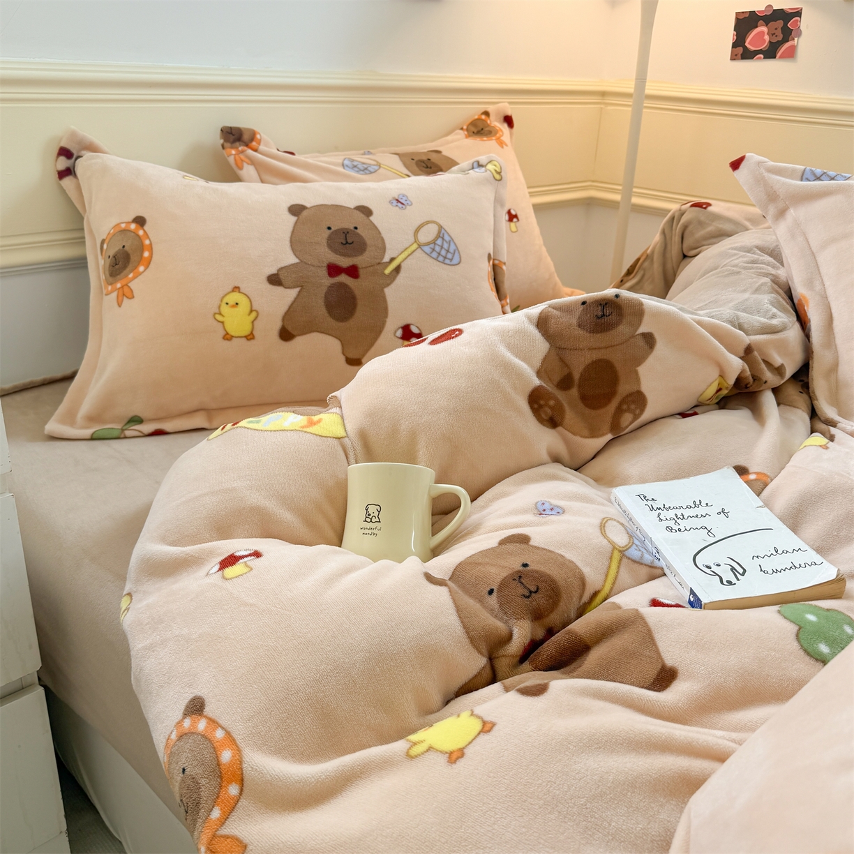 91家纺网 家纺一手货源 找家纺 艾特你 2025新款小清新高克重加厚牛奶绒印花四件套--风格二小窝图 橘子卡皮