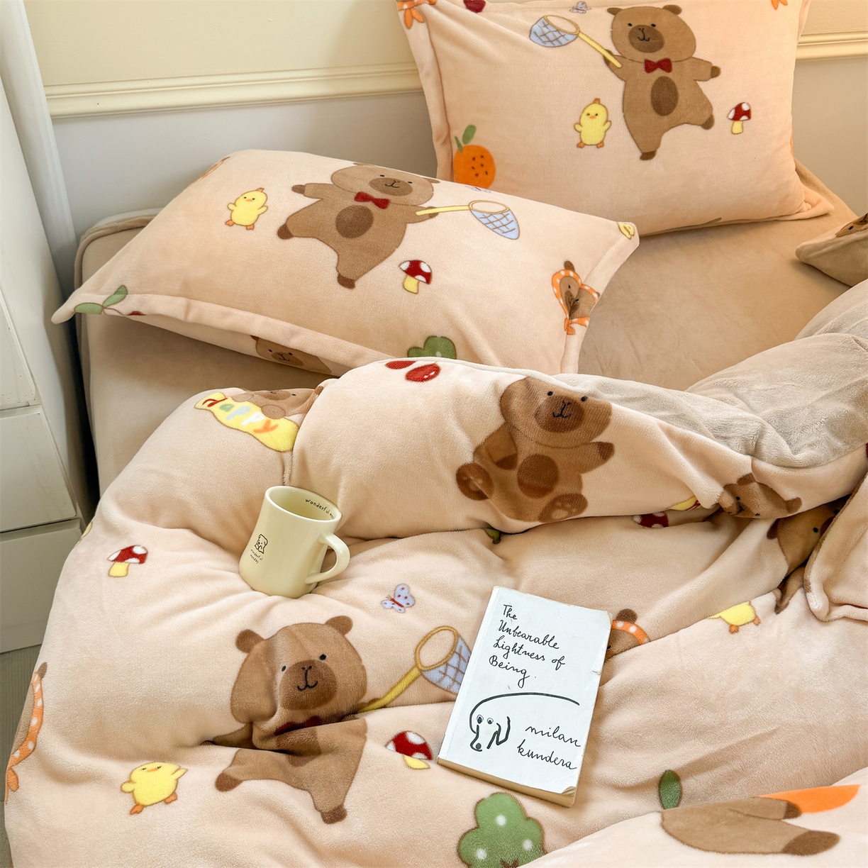 91家纺网 家纺一手货源 找家纺 艾特你 2025新款小清新高克重加厚牛奶绒印花四件套--风格二小窝图 橘子卡皮