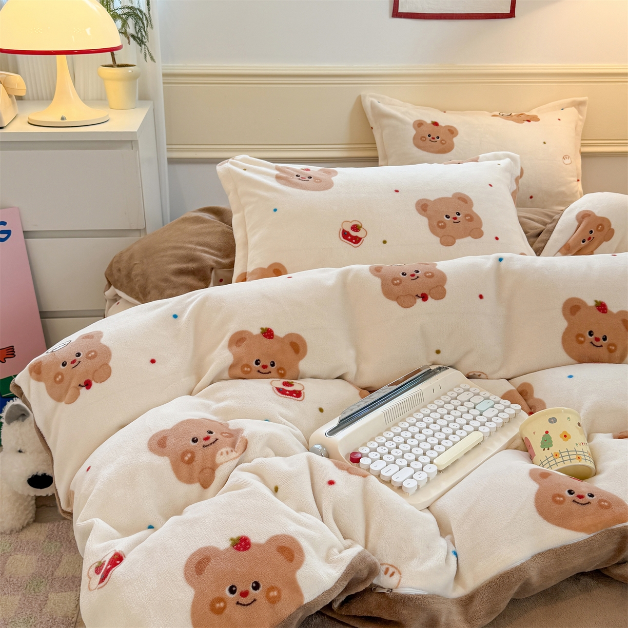 艾特你 2025新款小清新高克重加厚牛奶绒印花四件套--风格二小窝图 卡贝拉