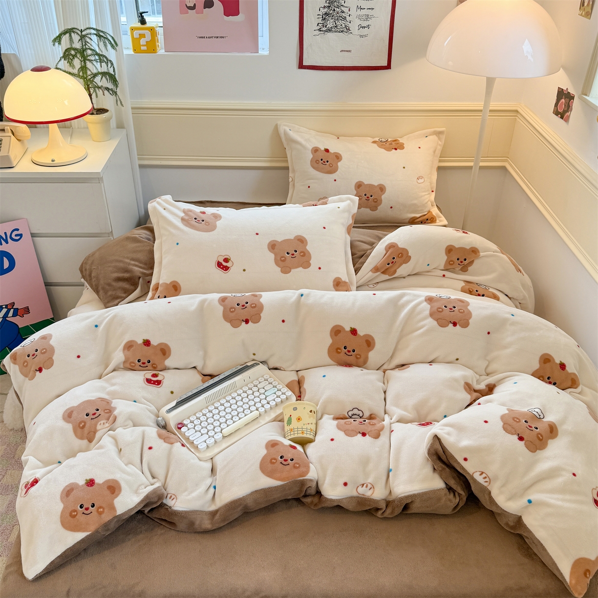 91家纺网 家纺一手货源 找家纺 艾特你 2025新款小清新高克重加厚牛奶绒印花四件套--风格二小窝图 卡贝拉