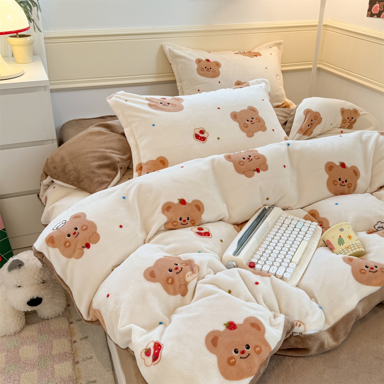 91家纺网 家纺一手货源 找家纺 艾特你 2025新款小清新高克重加厚牛奶绒印花四件套--风格二小窝图 卡贝拉