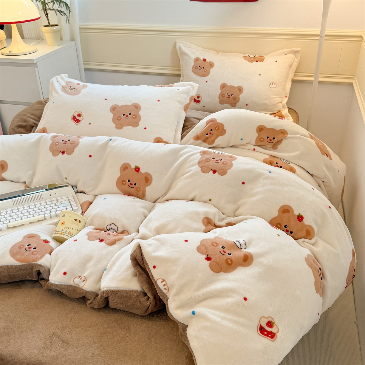 91家纺网 家纺一手货源 找家纺 艾特你 2025新款小清新高克重加厚牛奶绒印花四件套--风格二小窝图 卡贝拉