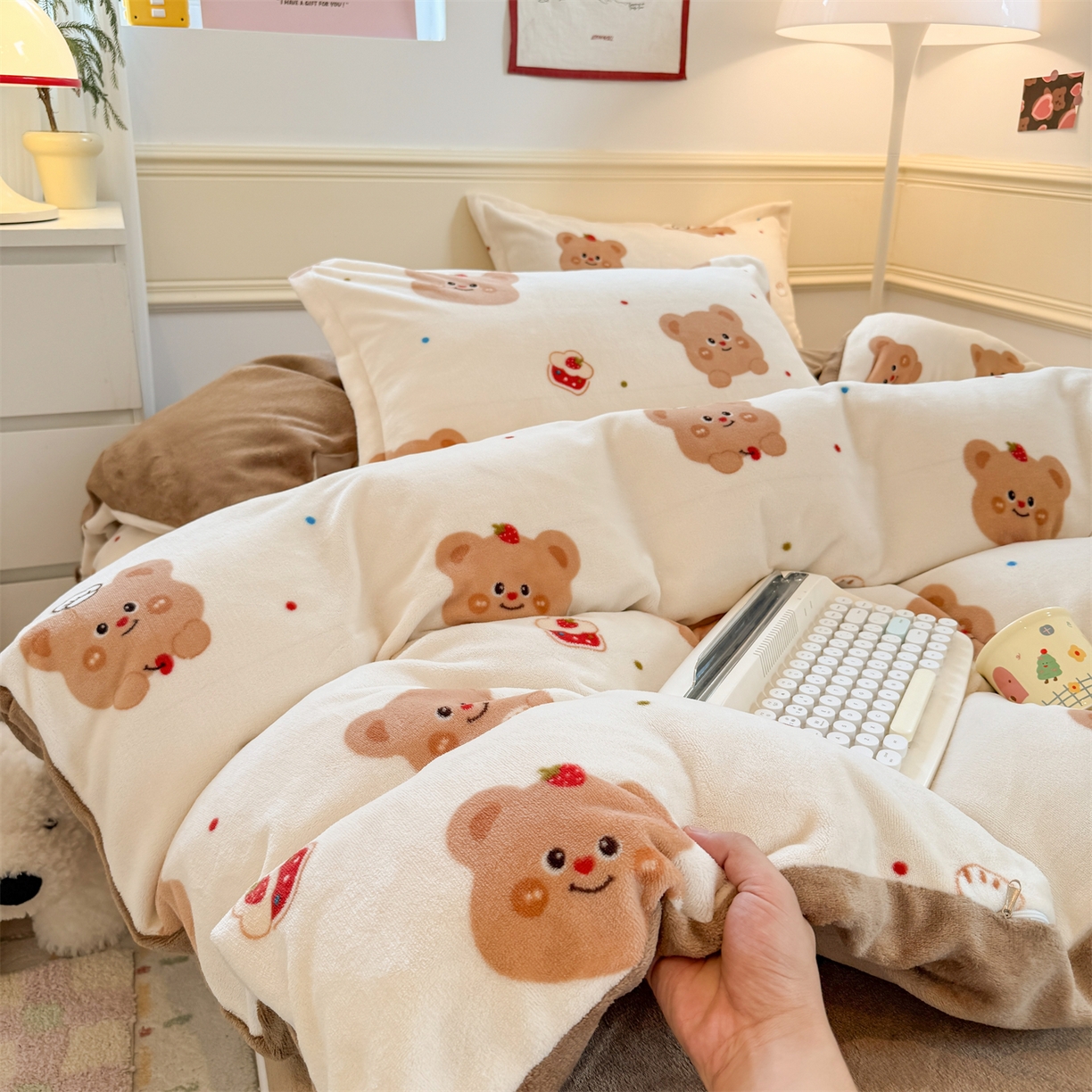 91家纺网 家纺一手货源 找家纺 艾特你 2025新款小清新高克重加厚牛奶绒印花四件套--风格二小窝图 卡贝拉