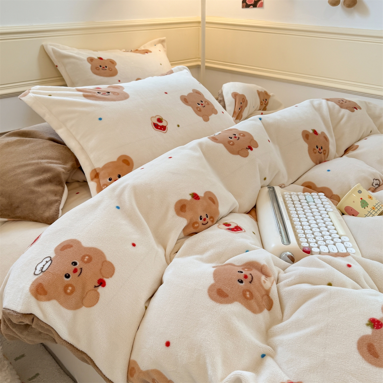 91家纺网 家纺一手货源 找家纺 艾特你 2025新款小清新高克重加厚牛奶绒印花四件套--风格二小窝图 卡贝拉