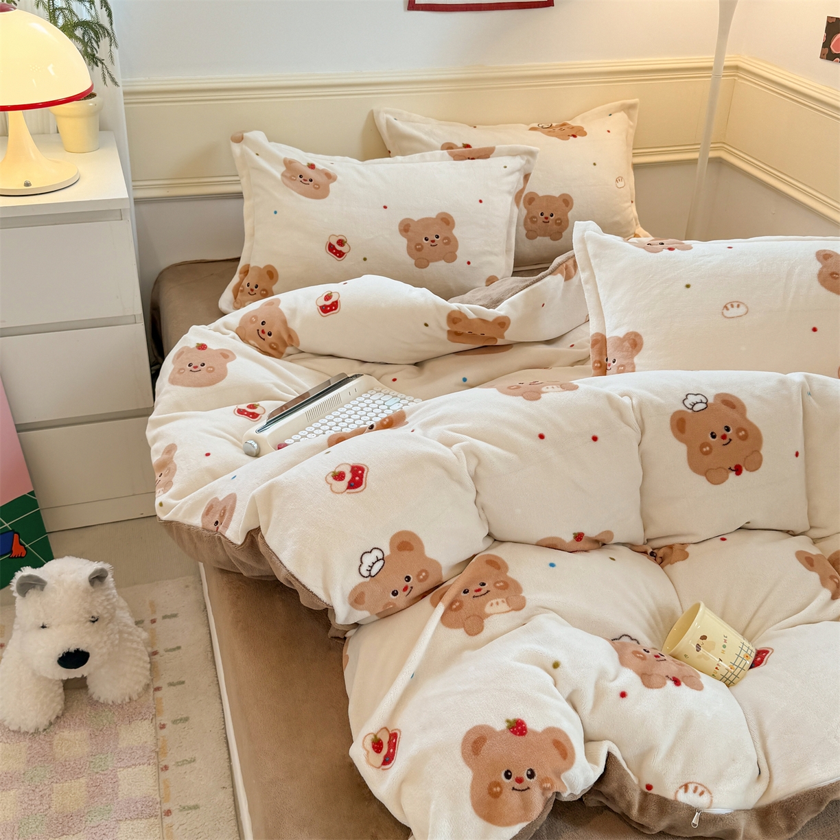 91家纺网 家纺一手货源 找家纺 艾特你 2025新款小清新高克重加厚牛奶绒印花四件套--风格二小窝图 卡贝拉