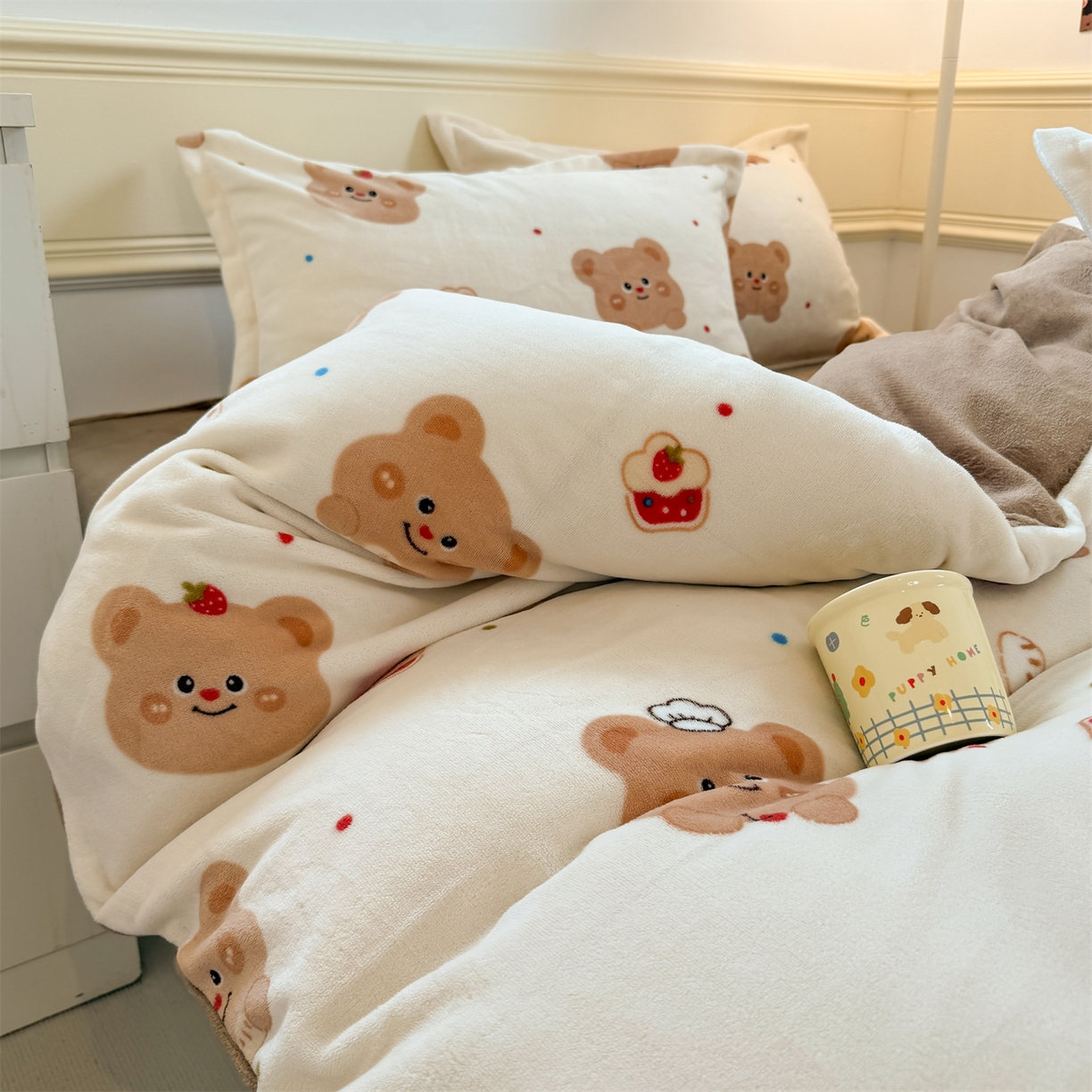 91家纺网 家纺一手货源 找家纺 艾特你 2025新款小清新高克重加厚牛奶绒印花四件套--风格二小窝图 卡贝拉