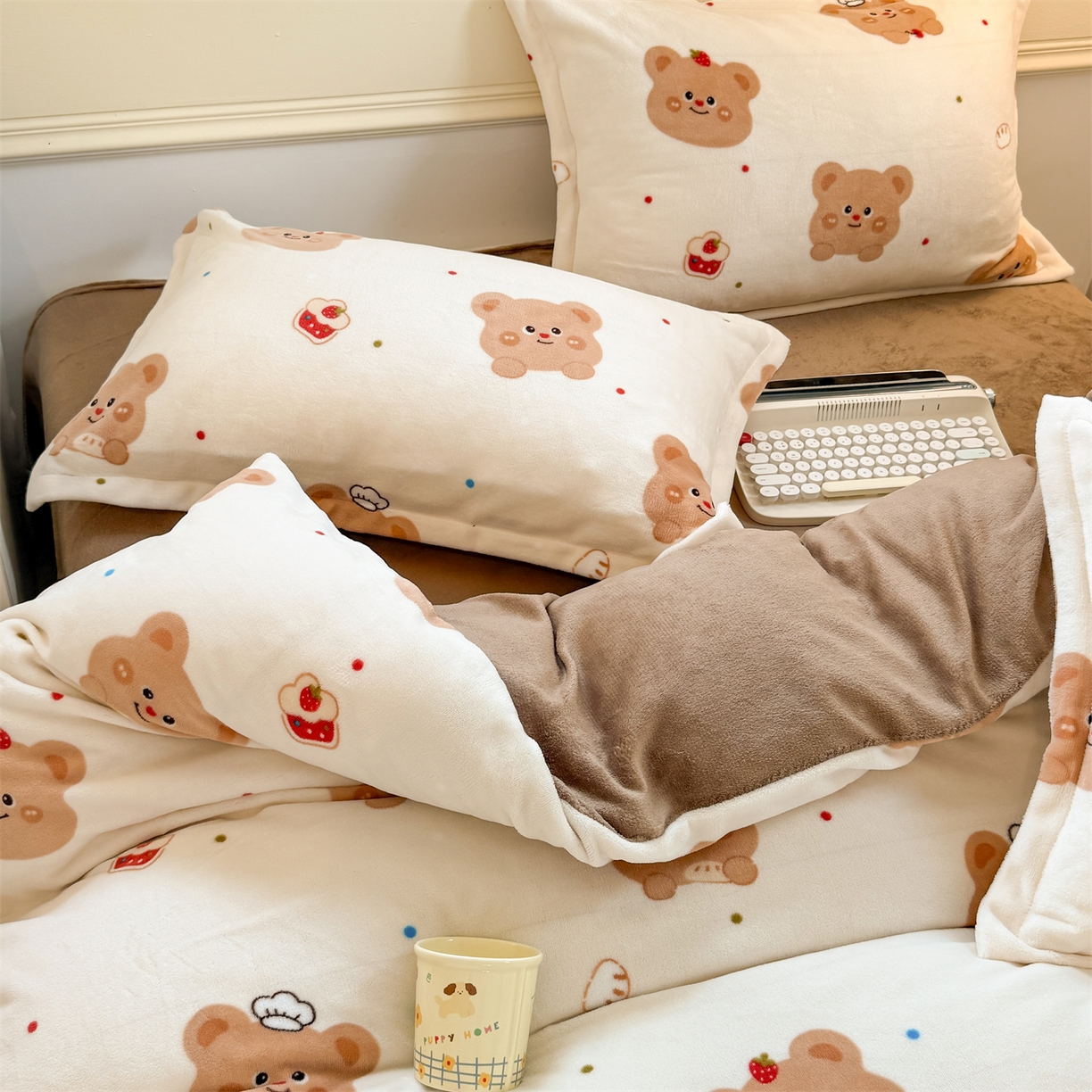 91家纺网 家纺一手货源 找家纺 艾特你 2025新款小清新高克重加厚牛奶绒印花四件套--风格二小窝图 卡贝拉