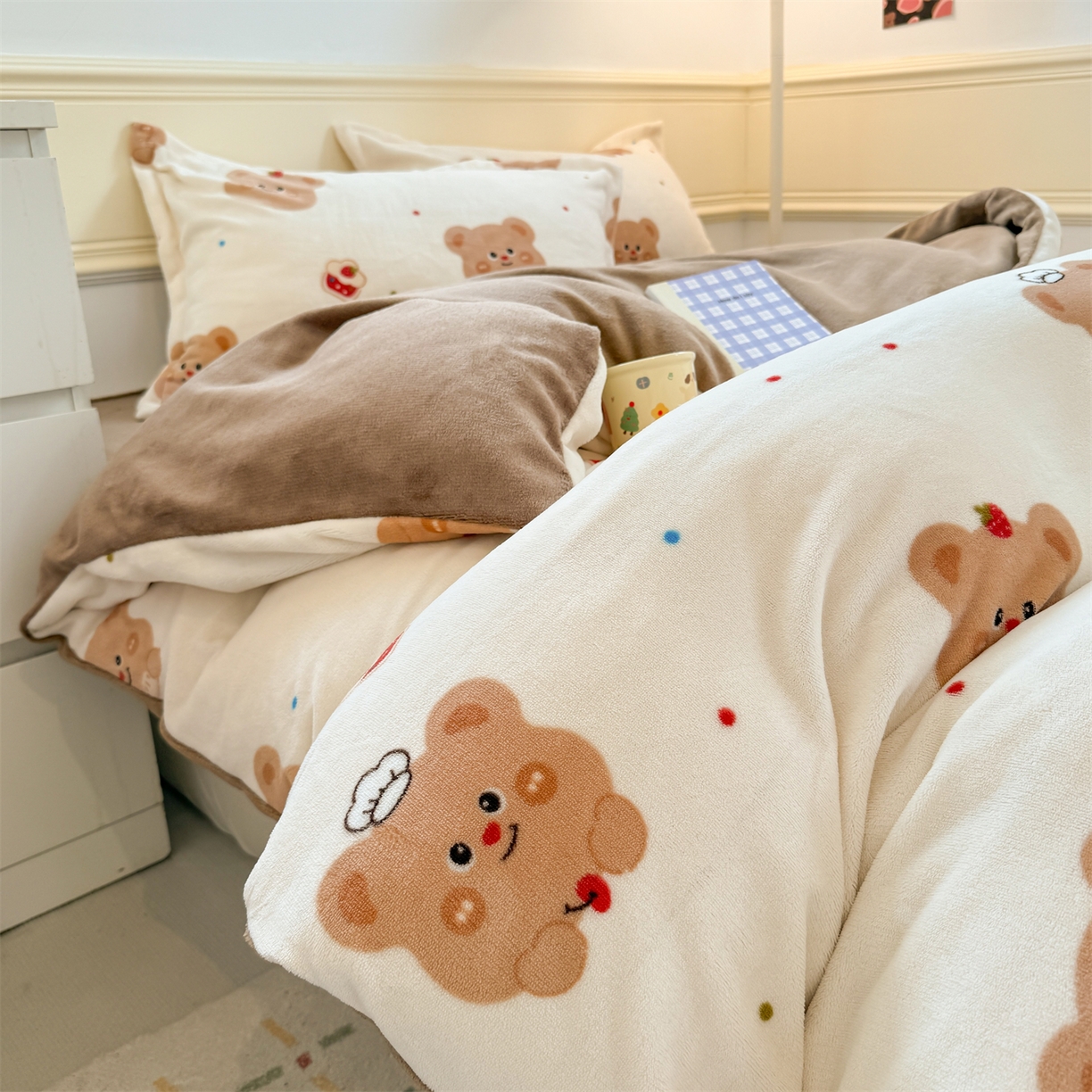 91家纺网 家纺一手货源 找家纺 艾特你 2025新款小清新高克重加厚牛奶绒印花四件套--风格二小窝图 卡贝拉