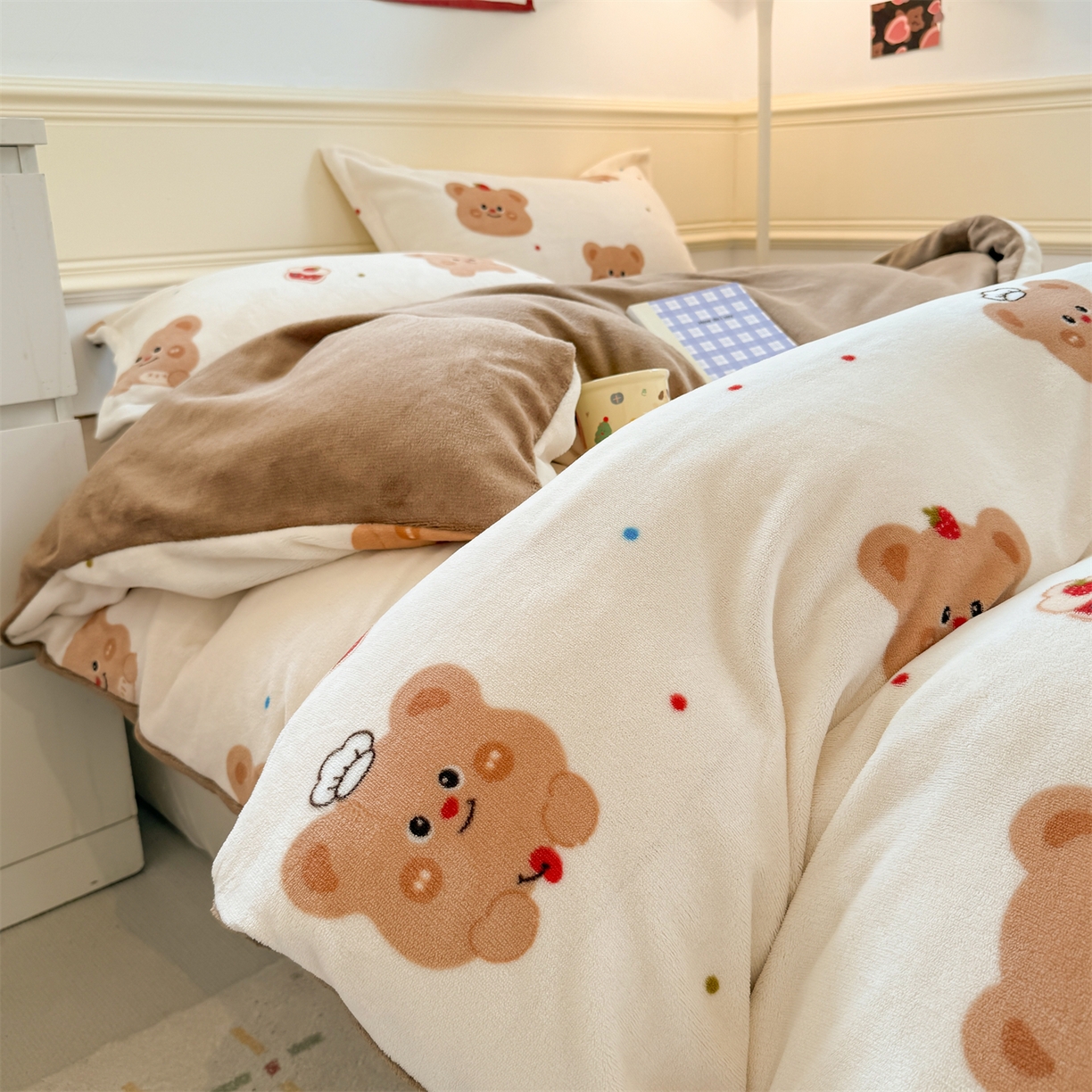 91家纺网 家纺一手货源 找家纺 艾特你 2025新款小清新高克重加厚牛奶绒印花四件套--风格二小窝图 卡贝拉