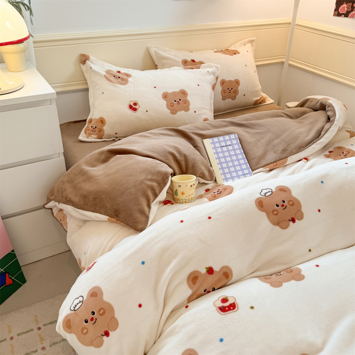 91家纺网 家纺一手货源 找家纺 艾特你 2025新款小清新高克重加厚牛奶绒印花四件套--风格二小窝图 卡贝拉