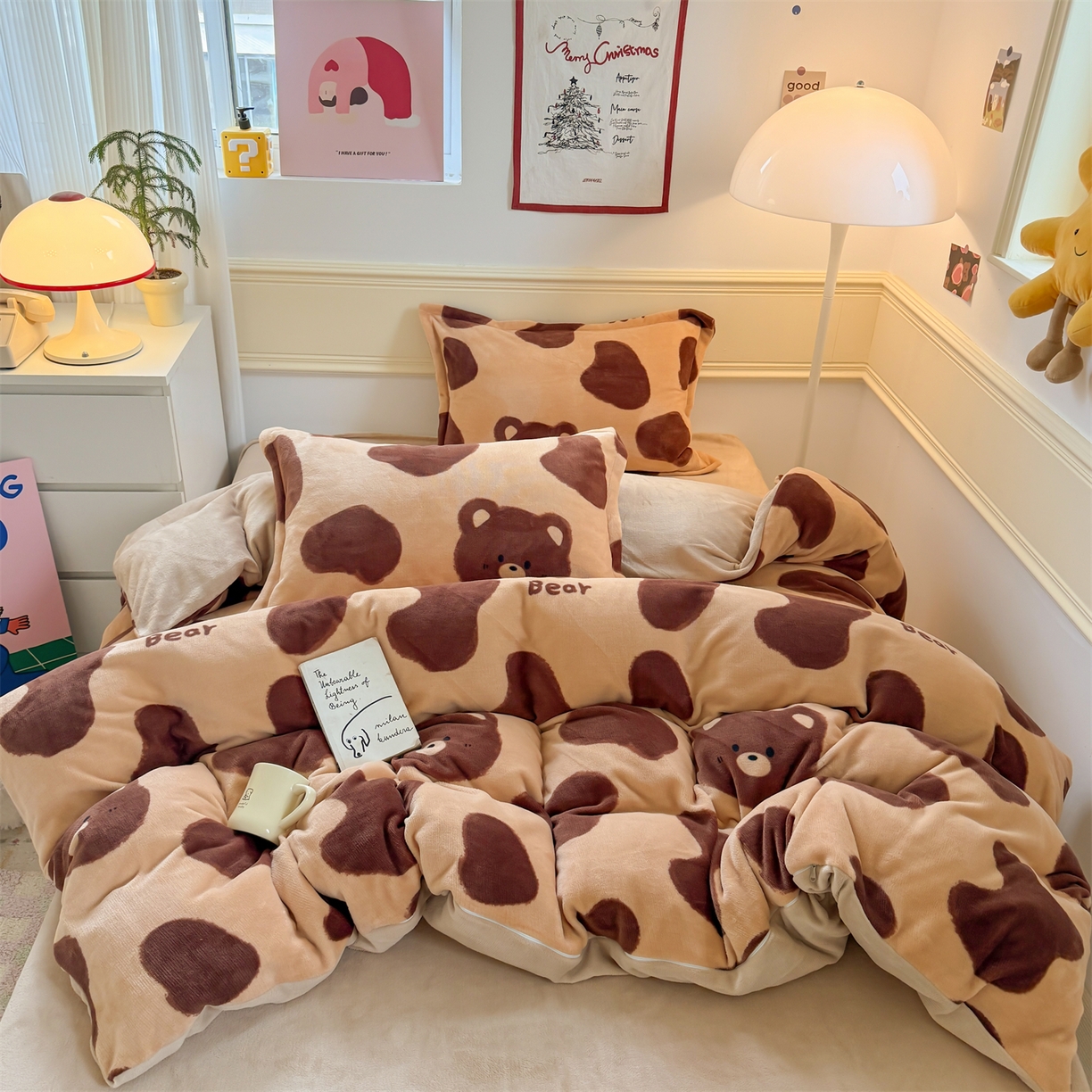 91家纺网 家纺一手货源 找家纺 艾特你 2025新款小清新高克重加厚牛奶绒印花四件套--风格二小窝图 可可熊