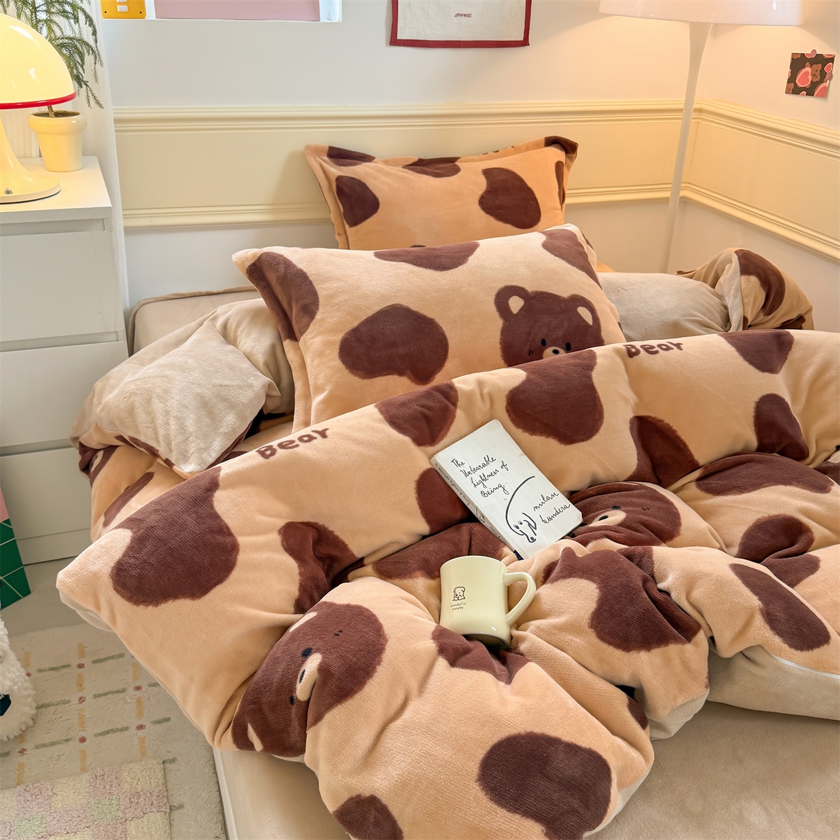 91家纺网 家纺一手货源 找家纺 艾特你 2025新款小清新高克重加厚牛奶绒印花四件套--风格二小窝图 可可熊