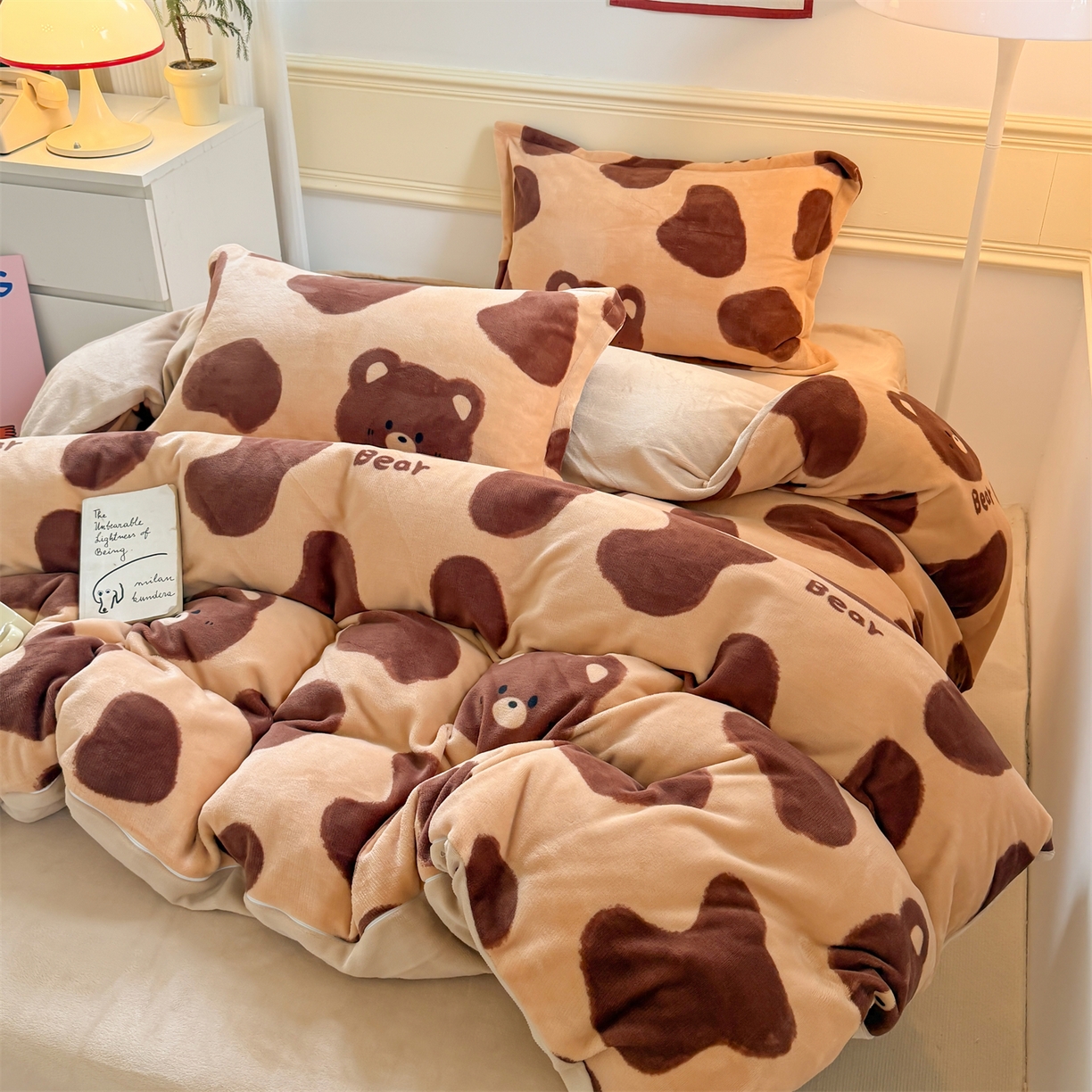 91家纺网 家纺一手货源 找家纺 艾特你 2025新款小清新高克重加厚牛奶绒印花四件套--风格二小窝图 可可熊