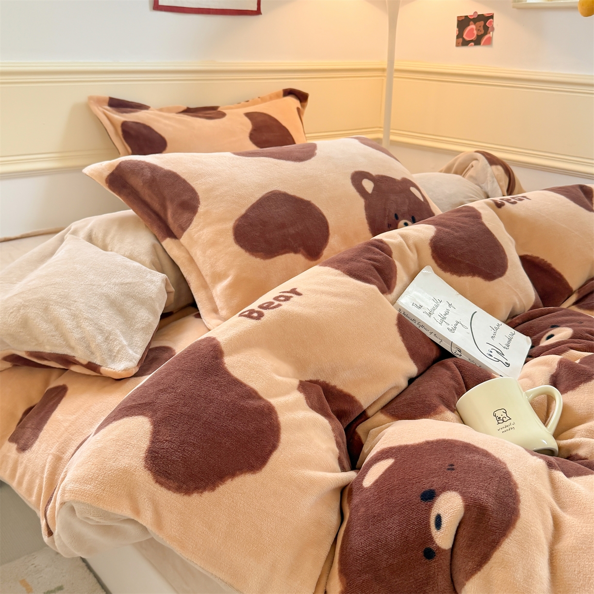 91家纺网 家纺一手货源 找家纺 艾特你 2025新款小清新高克重加厚牛奶绒印花四件套--风格二小窝图 可可熊