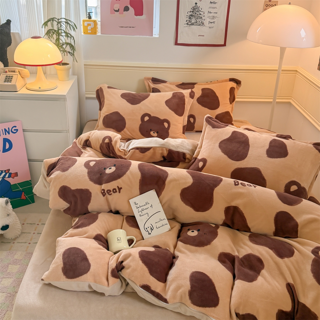 91家纺网 家纺一手货源 找家纺 艾特你 2025新款小清新高克重加厚牛奶绒印花四件套--风格二小窝图 可可熊