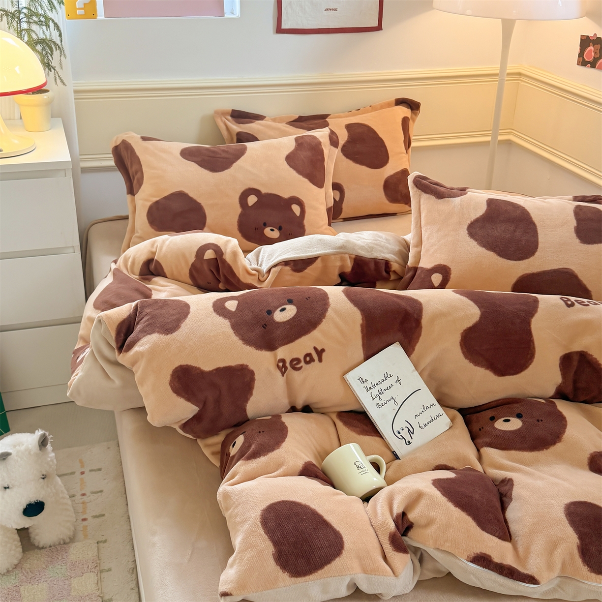 91家纺网 家纺一手货源 找家纺 艾特你 2025新款小清新高克重加厚牛奶绒印花四件套--风格二小窝图 可可熊