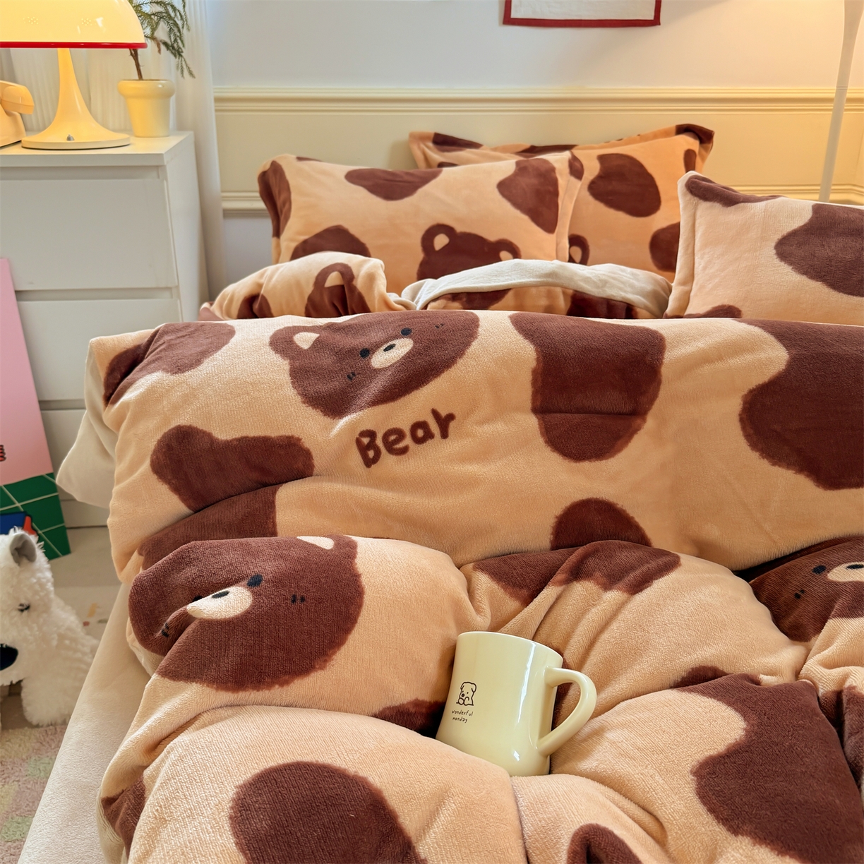 91家纺网 家纺一手货源 找家纺 艾特你 2025新款小清新高克重加厚牛奶绒印花四件套--风格二小窝图 可可熊