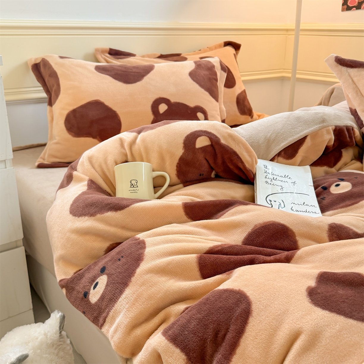 91家纺网 家纺一手货源 找家纺 艾特你 2025新款小清新高克重加厚牛奶绒印花四件套--风格二小窝图 可可熊