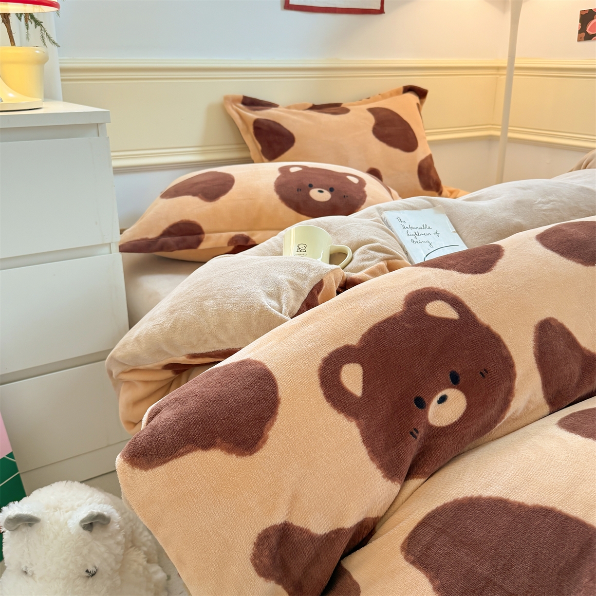 91家纺网 家纺一手货源 找家纺 艾特你 2025新款小清新高克重加厚牛奶绒印花四件套--风格二小窝图 可可熊