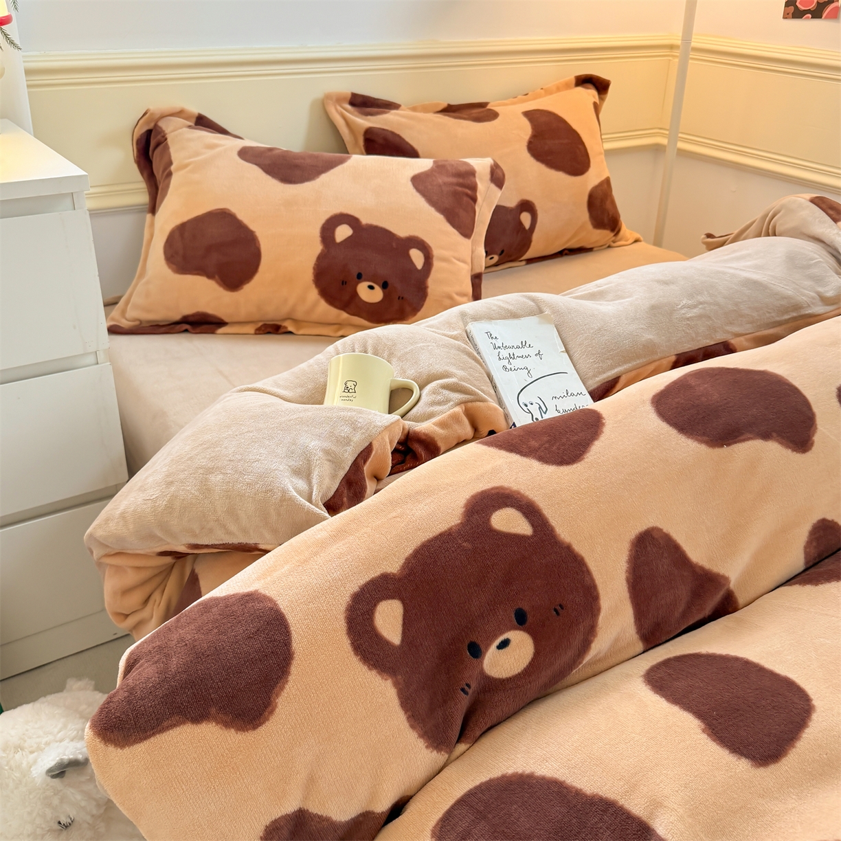 91家纺网 家纺一手货源 找家纺 艾特你 2025新款小清新高克重加厚牛奶绒印花四件套--风格二小窝图 可可熊