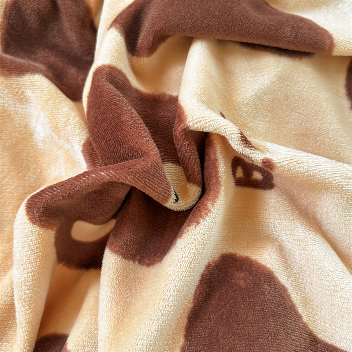 91家纺网 家纺一手货源 找家纺 艾特你 2025新款小清新高克重加厚牛奶绒印花四件套--风格二小窝图 可可熊