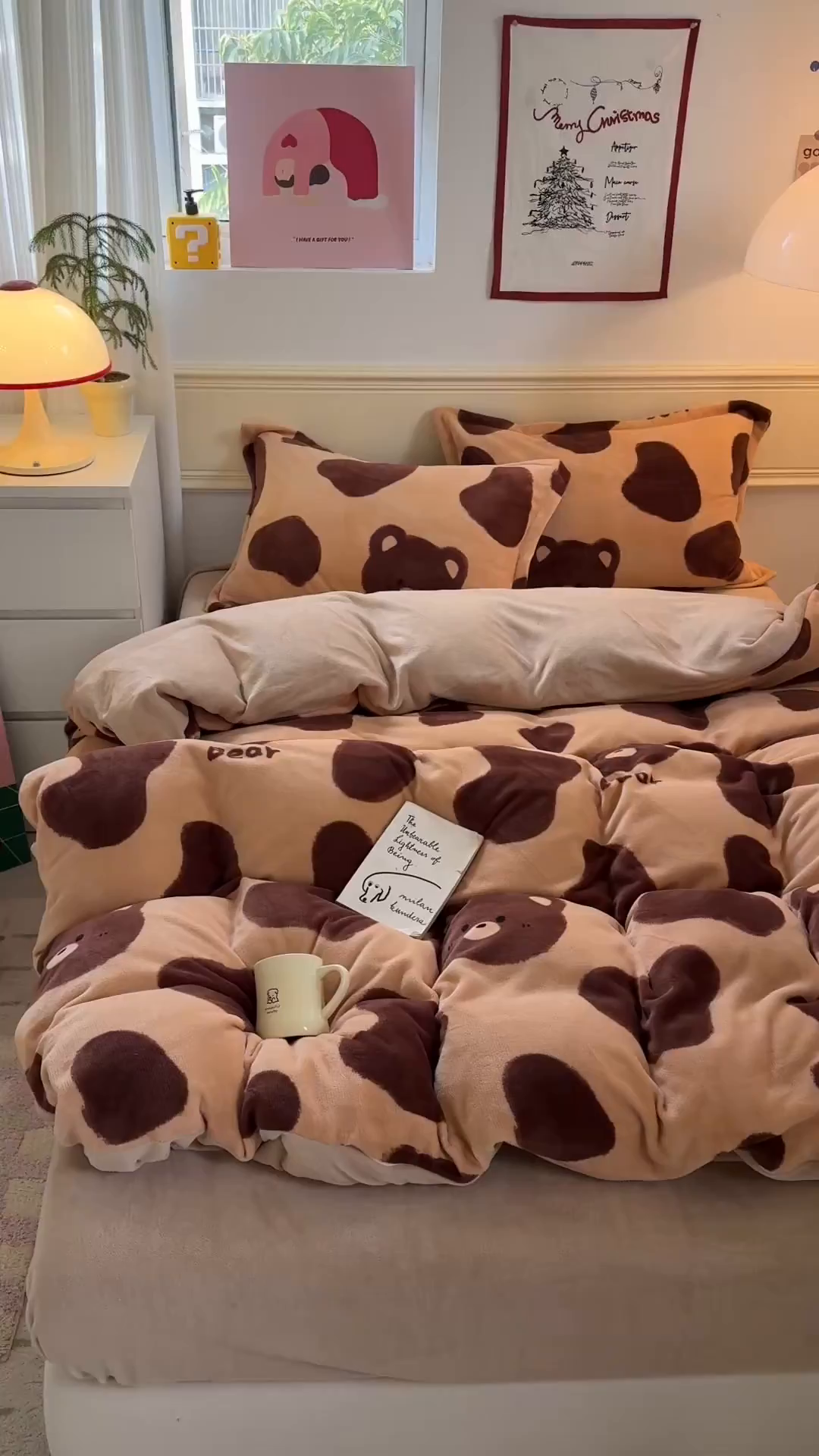 91家纺网 家纺一手货源 找家纺 艾特你 2025新款小清新高克重加厚牛奶绒印花四件套--风格二小窝图 可可熊