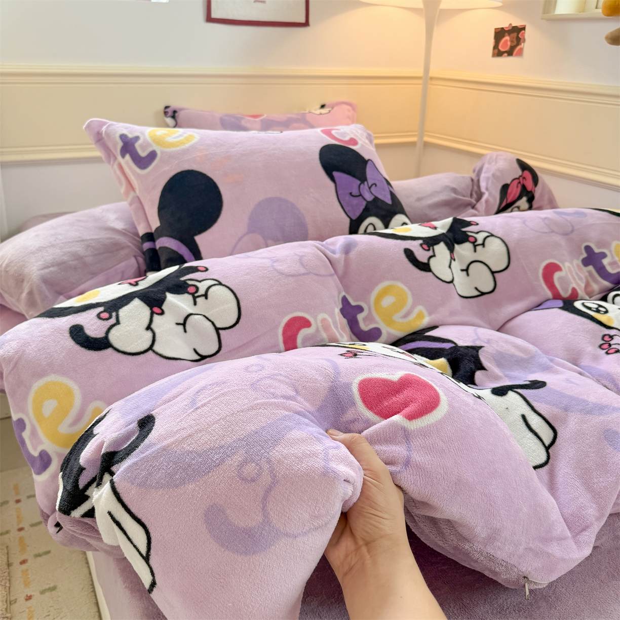 91家纺网 家纺一手货源 找家纺 艾特你 2025新款小清新高克重加厚牛奶绒印花四件套--风格二小窝图 库米洛